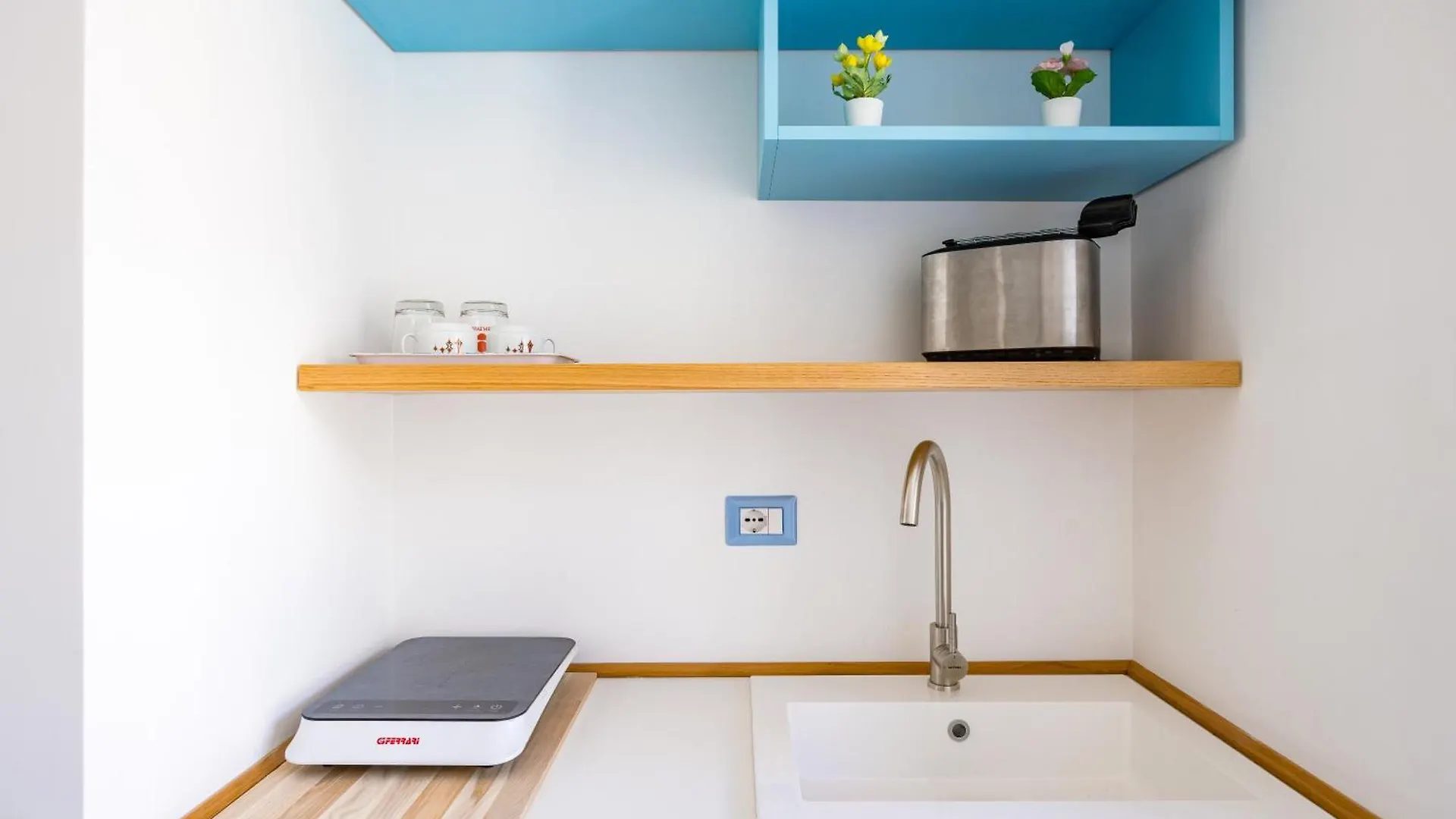 Brombeis Double Bedroom Center By Napoliapartments Italy