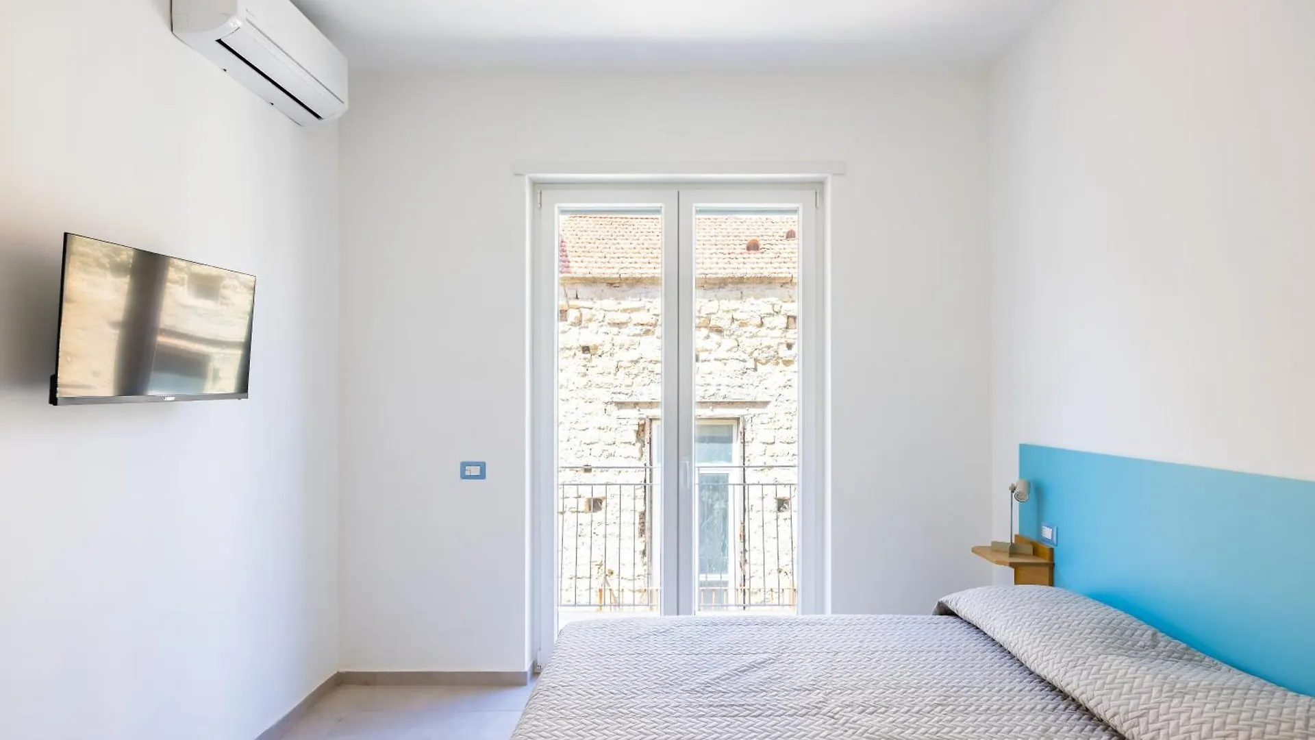 Apartment Brombeis Double Bedroom Center By Napoliapartments Italy