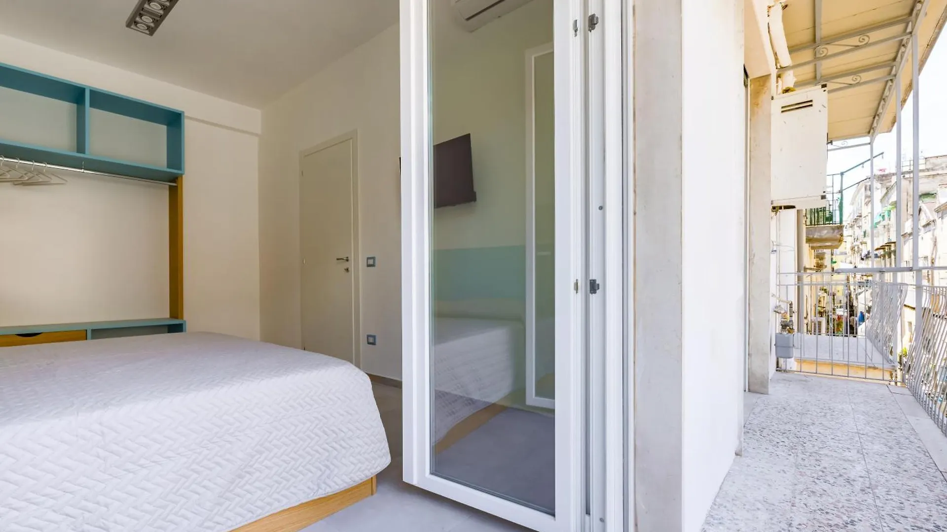 Brombeis Double Bedroom Center By Napoliapartments Naples