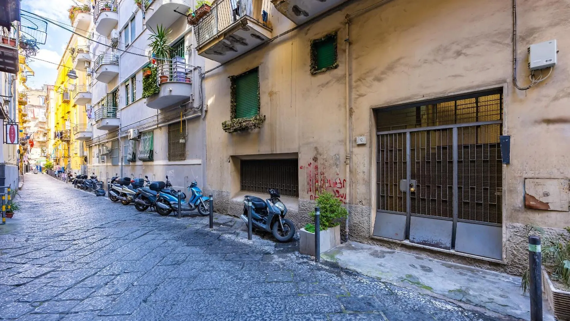 Apartment Brombeis Double Bedroom Center By Napoliapartments